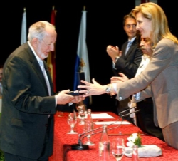 El ex presidente de la Cruz Roja Salvadoreña, Teófilo Simán, recibe de manos de Su Alteza Real la Medalla de Oro de la Institución