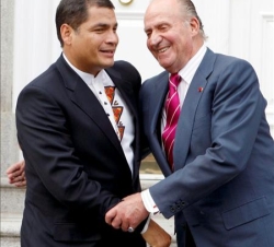 Su Majestad en un momento del encuentro con Rafael Correa