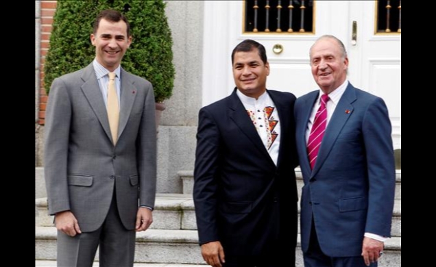 Don Juan Carlos y Don Felipe junto al Presidente de la República de Ecuador