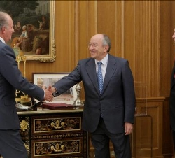 Don Juan Carlos recibe el saludo del presidente del Patronato de la Fundación pro Real Academia Española, Miguel Ángel Fernández Ordóñez, en presencia
