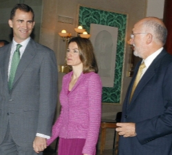 Los Príncipes de Asturias a su llegada al Teatro Real, acompañados por el presidente del Instituto de la Empresa Familiar, Juan Roig