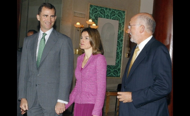 Los Príncipes de Asturias a su llegada al Teatro Real, acompañados por el presidente del Instituto de la Empresa Familiar, Juan Roig