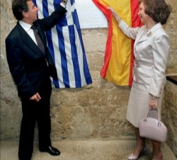 La Reina descubre, junto al ministro de Cultura de Grecia, Michalis Liapis, una placa conmemorativa en la Casa de la Lengua en Rodas