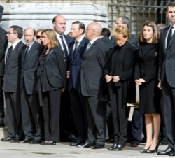 Los Príncipes, junto al resto de autoridades que asistieron al funeral