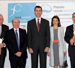 Los Príncipes de Asturias junto a los galardonados. El representante en España del programa universitario Erasmus, José Luis González; el dibujante Jo