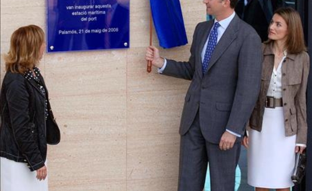 Don Felipe descubre una placa conmemorativa de la inauguración, en presencia de la Princesa y la alcaldesa de Palamós