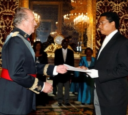 Don Juan Carlos recibe la Carta Credencial del embajador de la República de Gabón, Wilfrid Ntoutume-Emane
