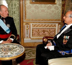 Don Juan Carlos conversa con el embajador de Colombia en España, Carlos Enrique Rodado