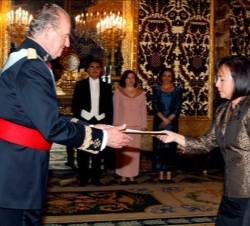 Don Juan Carlos recibe la Carta Credencial de la nueva embajadora de Guatemala en España, Guisela Atañida Godínez