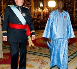 Su Majestad con el nuevo embajador de Gambia en España, Kebba S. Touray