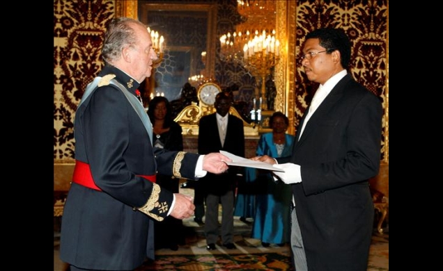 Don Juan Carlos recibe la Carta Credencial del embajador de la República de Gabón, Wilfrid Ntoutume-Emane