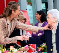 La Infanta Doña Elena saluda a una donante
