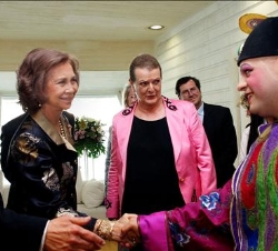 Su Majestad la Reina saluda a uno de los intérpretes de la ópera Turandot, en presencia de Zubin Mehta