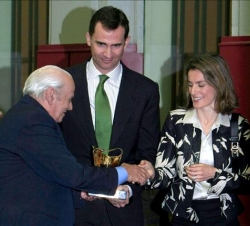 Don Felipe y Doña Letizia entregan la 'Oreja De Oro' del año 1966 al maestro Antonio Chenel 'Antoñete' tras la corrida de la Prensa
