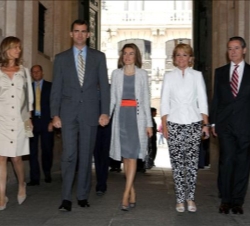 Sus Altezas Reales los Príncipes de Asturias, junto a la ministra de Ciencia e Innovación, la presidenta de la Comunidad de Madrid y el presidente de 