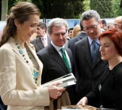 La Infanta Elena acompañada del ministro de Cultura, César Antonio Molina, y el alcalde de Madrid, Alberto Ruiz-Gallardón