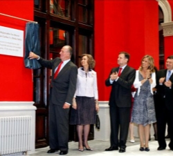 Sus Majestades los Reyes con el presidente del Gobierno de Aragón, Marcelino Iglesias, la ministra de Ciencia e Innovación, Cristina Garmendia, y el r