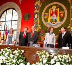 Don Juan Carlos y Doña Sofía con el presidente del Gobierno de Aragón, Marcelino Iglesias, el rector de la Universidad de Zaragoza, Manuel López, y la