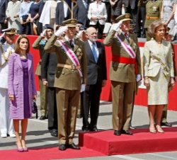 Sus Majestades los Reyes y Sus Altezas Reales los Príncipes de Asturias a su llegada, durante la intertretación del Himno Nacional