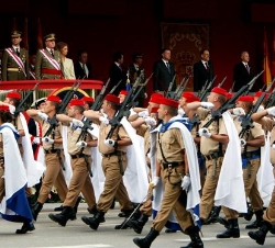 Sus Majestades los Reyes y Sus Altezas Reales los Príncipes de Asturias en la tribuna durante el desfile