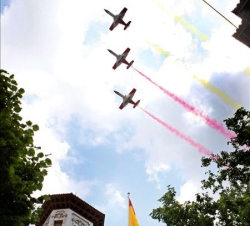 La Patrulla Acrobatica del Ejercito del Áire"Águila", sobrebuela Zaragoza con los colores de la Enseña Nacional