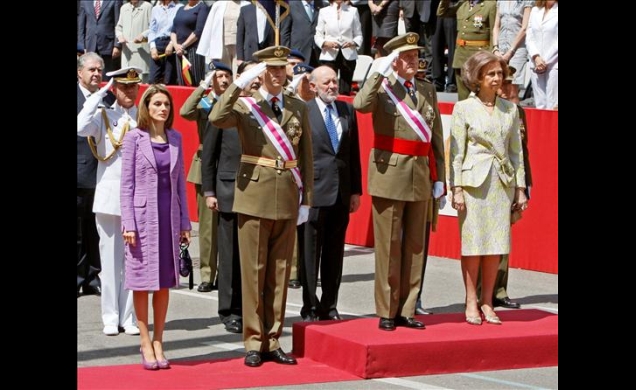 Sus Majestades los Reyes y Sus Altezas Reales los Príncipes de Asturias a su llegada, durante la intertretación del Himno Nacional