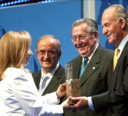 Su Majestad el Rey hace entrega a Pilar Almagro del Premio Fundación Pimec a los Valores a la Empresa