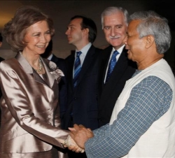 Su Majestad la Reina saluda a Mohammad Yunus en presencia de los presidentes de las Casas de Asia y África, Jesús Sanz y Alfonso J. Ortiz, respectivam