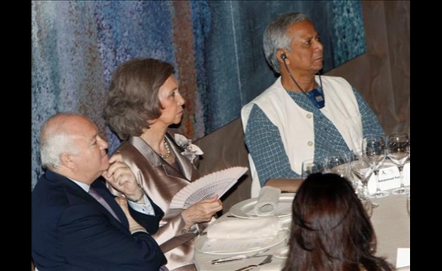 Doña Sofía acompañada por el Premio Nobel de la Paz, Mohammad Yunus y el ministro de Asuntos Exteriores, Miguel Ángel Moratinos, durante la cena con m