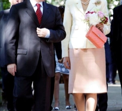 Su Alteza Real la Infanta Doña Elena y el ministro de Cultura, César Antonio Molina en el Real Jardín Botánico