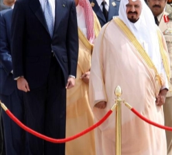 Don Felipe junto a Su Alteza Real el Príncipe Heredero de Arabia Saudí, Sultán Bin Abdulaziz Al-Saud durante la interpretación de los Himnos Nacionale