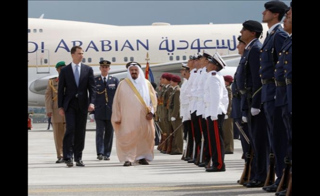 Su Alteza Real el Príncipe de Asturias junto a Su Alteza Real el Príncipe Heredero de Arabia Saudí, Sultán Bin Abdulaziz Al-Saud, pasan revista a las 