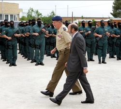 Su Majestad el Rey junto al ministro del Interior durante la visita a la Unidad Espacial de Intervención (UEI) de la Guardia Civil
