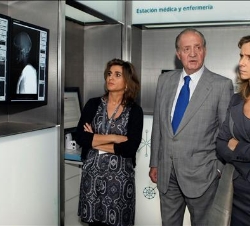 Su Majestad, durante su visita a la exposición 'Indra, tecnología para el siglo XXI'