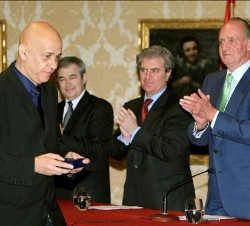 Don Juan Carlos aplaude al escultor Cildo Meireles, tras entregarle el Premio Velázquez