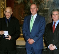 El Rey, el ministro de Cultura y el galardonado posan delante de 'Las Hilanderas' de Velázquez