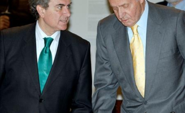 Su Majestad el Rey conversa con el ministro de Cultura, César Antonio Molina, antes de presidir la reunión del Patronato del Museo del Pradoo