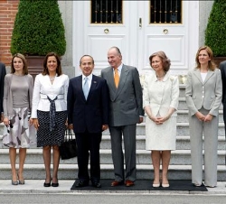 Sus Majestades los Reyes, junto a los Príncipes de Asturias, los Duques de Palma, el Presidente de México, Felipe Calderón, y su esposa, Margarita Zav