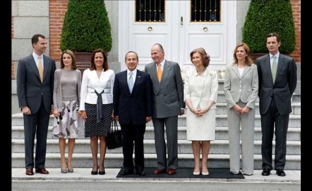 Sus Majestades los Reyes, junto a los Príncipes de Asturias, los Duques de Palma, el Presidente de México, Felipe Calderón, y su esposa, Margarita Zav