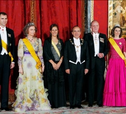 Sus Majestades los Reyes, acompañados de Sus Altezas Reales los Príncipes de Asturias, del Presidente de México, Felipe Calderón, y su esposa Margarit