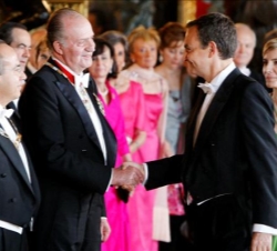 Don Juan Carlos, acompañado del Presidente de México, Felipe Calderón, saluda al Presidente del Gobierno, José Luis Rodríguez Zapatero, y a su esposa,
