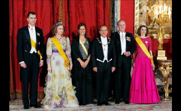 Sus Majestades los Reyes, acompañados de Sus Altezas Reales los Príncipes de Asturias, del Presidente de México, Felipe Calderón, y su esposa Margarit