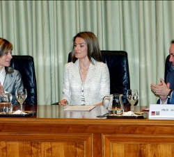 La Princesa en la mesa presidencial, con la ministra de Igualdad y el director del IESE de Madrid