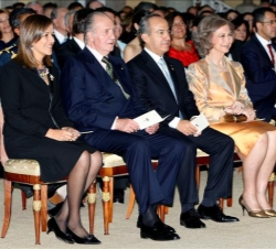 Don Juan Carlos y Doña Sofía acompañados por el Presidente, Felipe Calderón y su esposa, Margarita Zavala, momentos antes del concierto