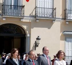 Sus Majestades los Reyes junto al Presidente de los Estados Unido Mexicanos, Felipe Calderón Hinojosa, y su esposa, Margarita Zavala, durante su despe
