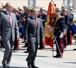 Don Juan Carlos y el Presidente Calderón pasan revista a las tropas