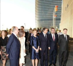 Los Reyes, con el resto de miembros de la Familia Real, a su llegada al recinto de la Expo, junto al presidente del Gobierno y su esposa, el president
