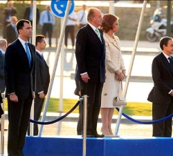 Los Reyes y los Príncipes, junto al presidente del Gobierno y su esposa, durante la interpretación del Himno Nacional