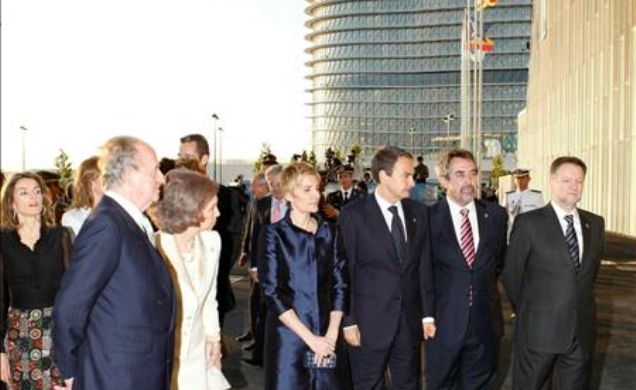 Los Reyes, con el resto de miembros de la Familia Real, a su llegada al recinto de la Expo, junto al presidente del Gobierno y su esposa, el president
