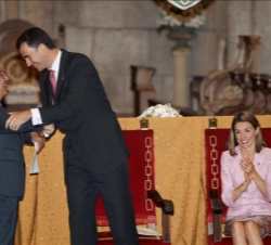 Su Alteza Real el Príncipe de Asturias felicita, en presencia de Doña Letizia, al actor Alfredo Landa